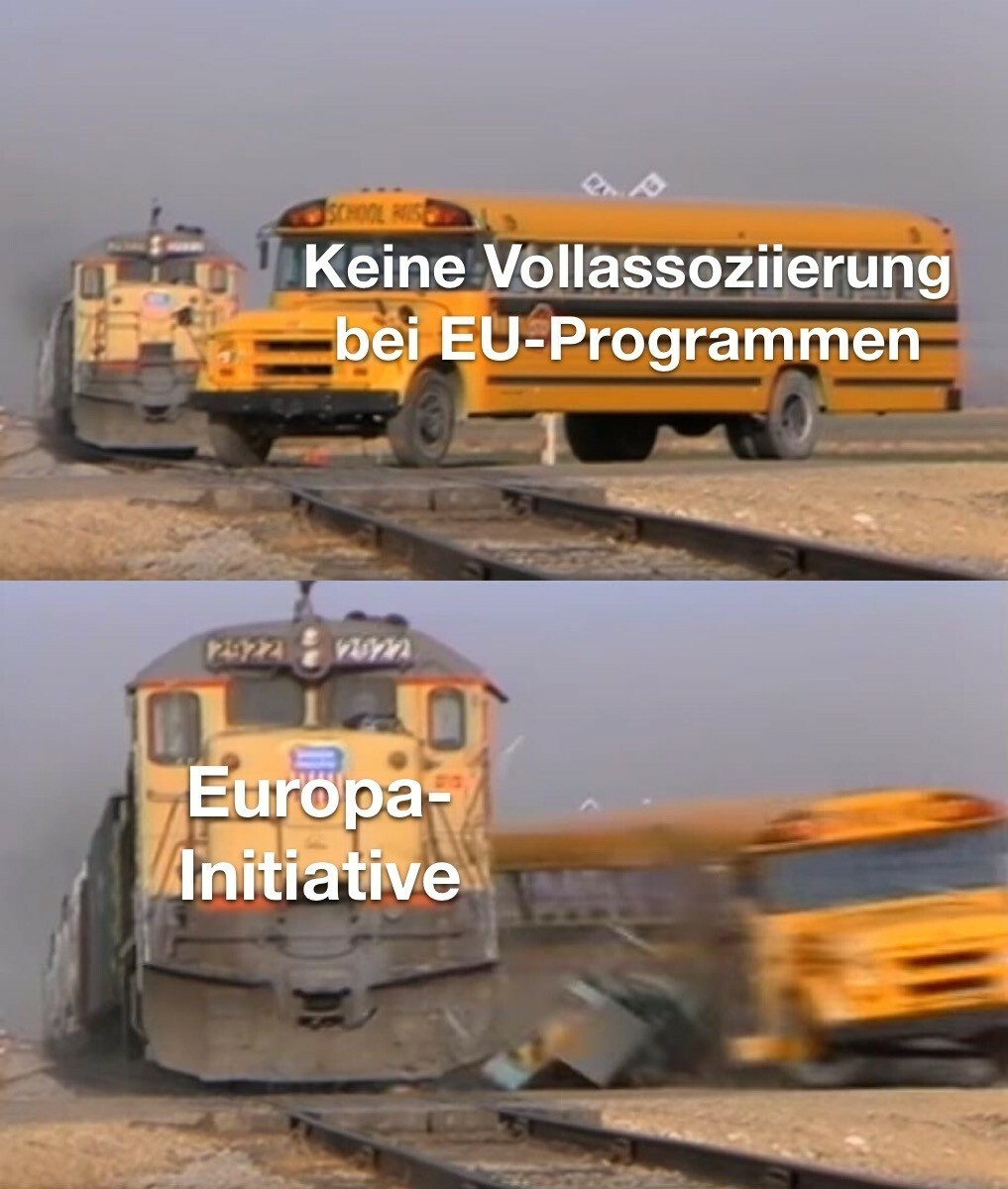 Ein Meme über die Vollassoziierung, bei dem ein Bus, der die Blockade bei der Teilnahme bei EU-Programmen repräsentiert, von einem Zug weggerammt wird, der für die Europa-Initiative steht. 